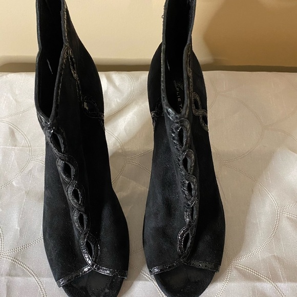 Ellie Tahari Suede Peep Toe Stiletto Heel - Picture 3 of 13